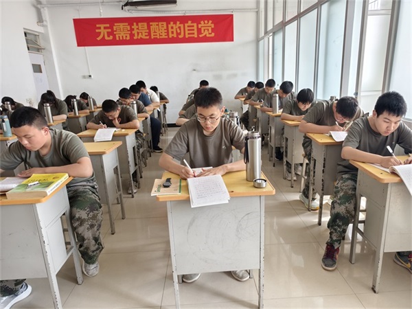 小孩不爱写作业拖拉不专心怎么办？